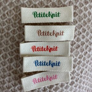 PetiteKnit - Nieuw Label, klein gekleurd label PetiteKnit